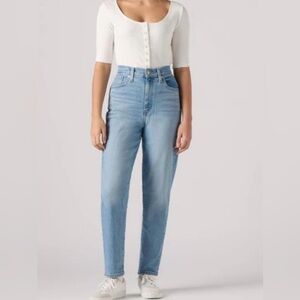 Levi's High Waisted Mom Jeans In a Light Blue Wash Size 30